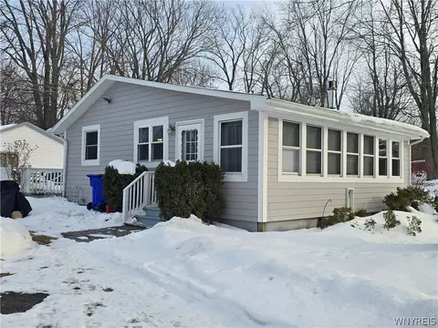 917 Sunset Beach Rd, Carlton, NY 14571