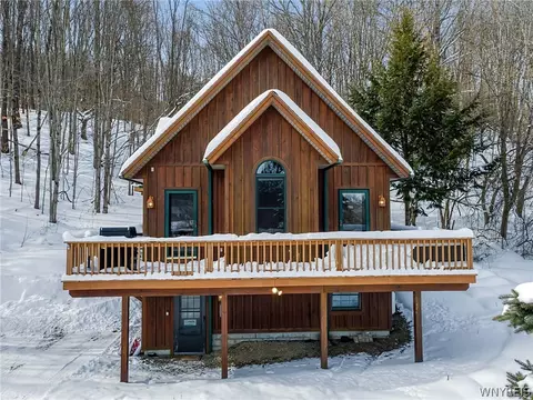 1013 Eagle Dr, Great Valley, NY 14741