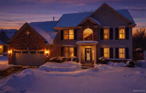 10 Tranquility Trl, Lancaster, NY 14086