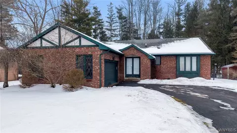 135 Misty Ln, East Amherst, NY 14051