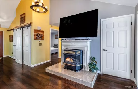 Entry Way - 4788 Mapleton Rd, Pendleton, NY 14094 photo 5 of 7