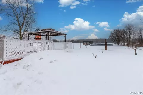 Exterior - 4788 Mapleton Rd, Pendleton, NY 14094 photo 3 of 6