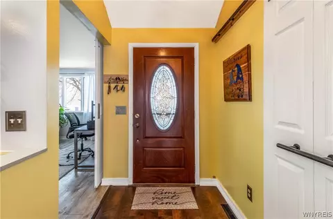 Entry Way - 4788 Mapleton Rd, Pendleton, NY 14094 photo 4 of 7