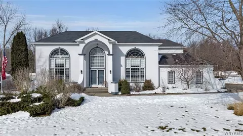 11 Hemlock Dr, Grand Island, NY 14072