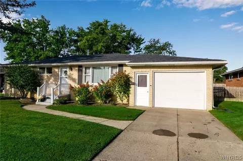 40 Leocrest Ct, West Seneca, NY 14224