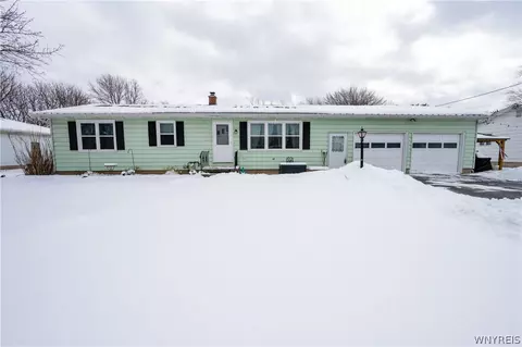 6148 Reger Dr, Lockport, NY 14094