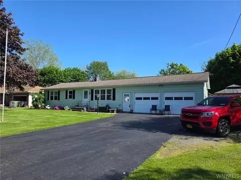 6148 Reger Dr, Lockport, NY 14094