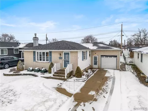 17 Oakwood Dr, Cheektowaga, NY 14227