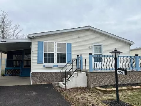 901 Hollywood Dr, Lockport, NY 14094