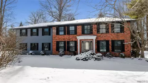 8135 Clarherst Dr, East Amherst, NY 14051