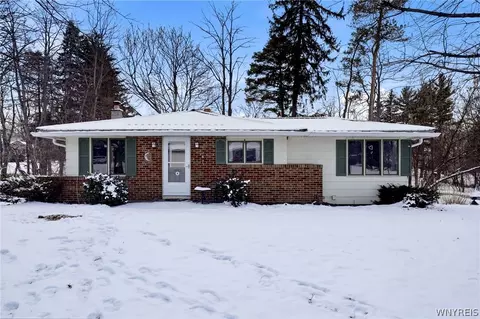 12203 Woodland Dr, Hanover, NY 14136