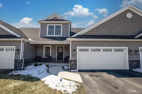 24 B Essex Woods Ln, Amherst, NY 14228