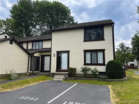 1251 Charlesgate Cir, East Amherst, NY 14051