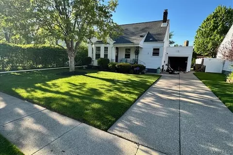 2 Campwood Ct, Cheektowaga, NY 14215