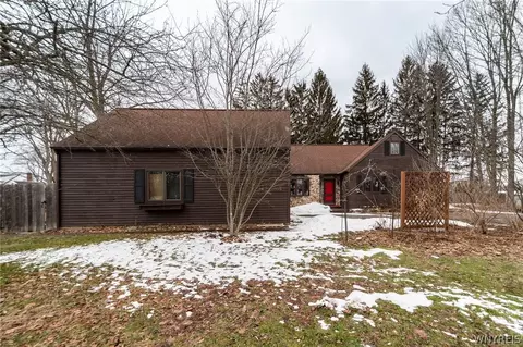 9244 Robbins Rd, Le Roy, NY 14482