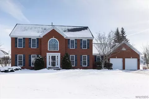 8267 Oakway Ln, Buffalo, NY 14221