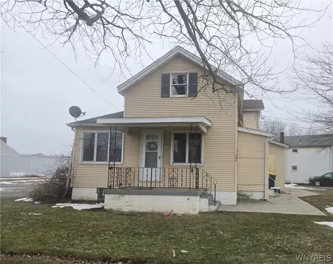 340 Park Ave, Lockport, NY 14094