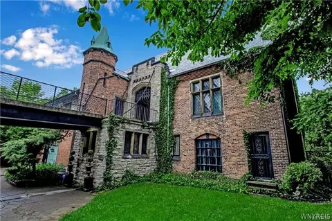 21 Mayfair Ln, Buffalo, NY 14201