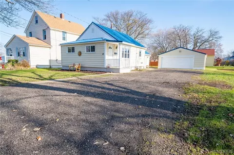 49 Lorain St, Evans, NY 14006