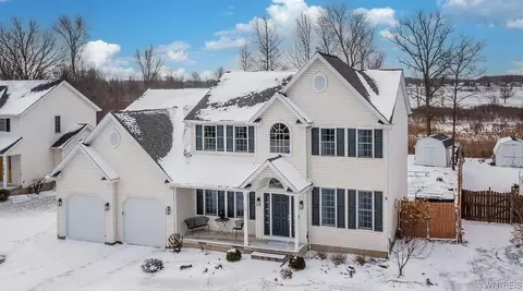 202 Woodstream Dr, Grand Island, NY 14072