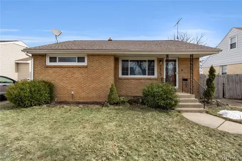 275 N Willowlawn Pkwy, Cheektowaga, NY 14206