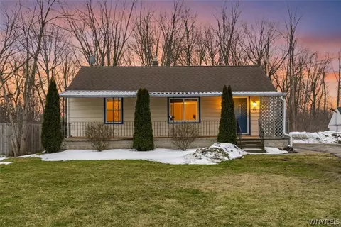 7811 Porter Rd, Niagara, NY 14304