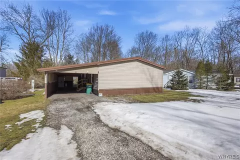 29 E Meadow Ln, Delevan, NY 14042