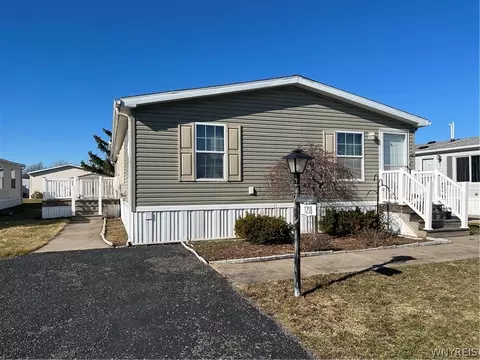 1218 Maplewood Dr, Lockport, NY 14094