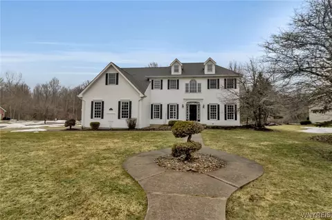 9 Hazelwood Ln, Grand Island, NY 14072