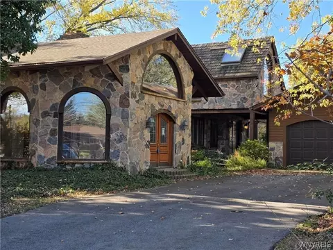 7132 Taylor Rd, Hamburg, NY 14075