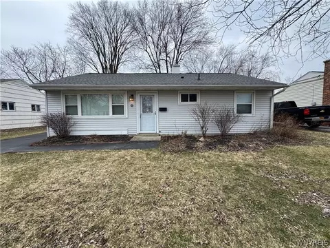 27 Woodlee Ln, Grand Island, NY 14072