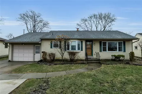 27 Castle Ct, Amherst, NY 14226