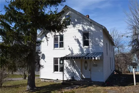 8 Monroe St, Hanover, NY 14136