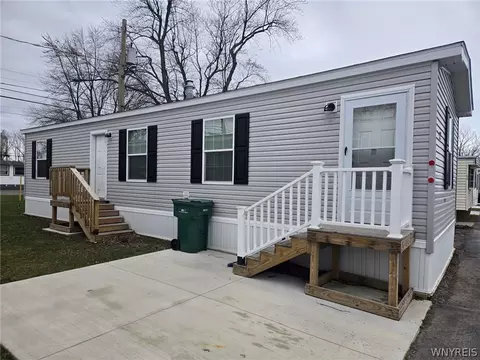 52 Shamrock Dr, Lackawanna, NY 14218