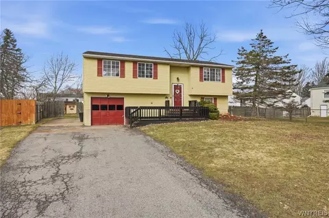6954 Academy Ln, Lockport, NY 14094