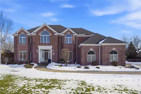 8137 Oak Leaf Ln, Buffalo, NY 14221