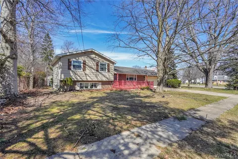 5658 Juno Dr, Lake View, NY 14085