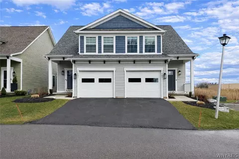 902 Carriage Ln, West Seneca, NY 14224