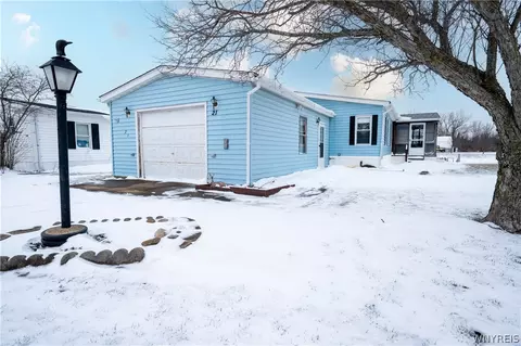 21 Golden Pond, Newstead, NY 14001