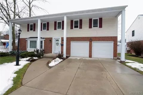 42 Carriage Cir, Amherst, NY 14221
