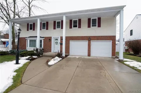 42 Carriage Cir, Amherst, NY 14221