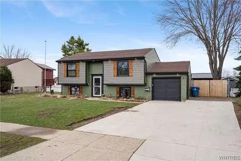 4225 Polly Ln, Hamburg, NY 14075