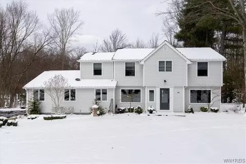 14 Tanglewood Dr E, Orchard Park, NY 14127