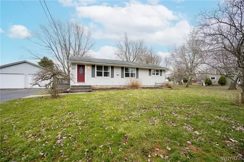 7052 E High St, Lockport, NY 14094