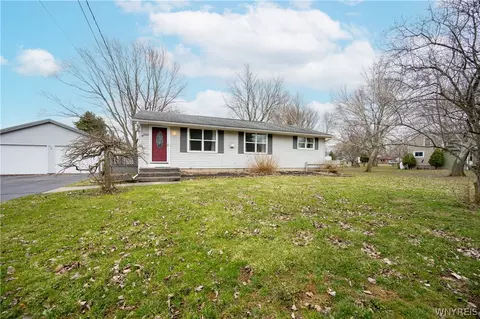 7052 E High St, Lockport, NY 14094
