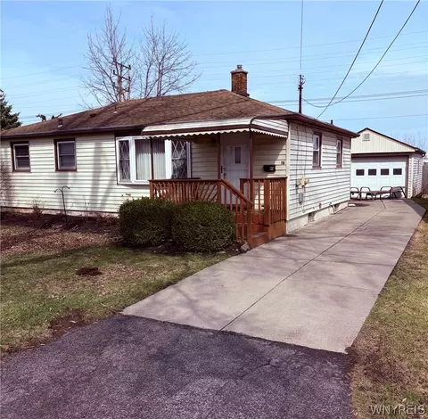16 Oakwood Ter, North Tonawanda, NY 14120