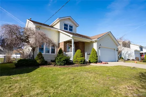 4746 Bay View Rd, Hamburg, NY 14075