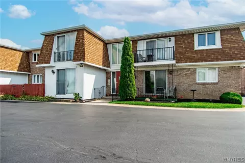 61 Georgian Ln # D, Amherst, NY 14221