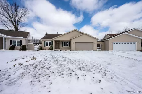 13 Alexander Pkwy, Pendleton, NY 14120