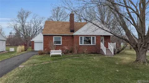 1123 W River Rd, Grand Island, NY 14072